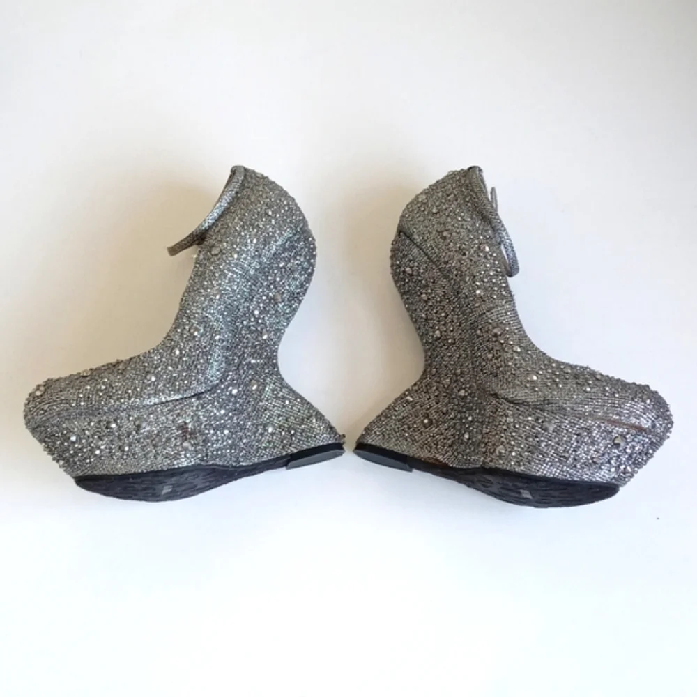 Rare Vintage Dollhouse Women’s Glam Silver Metallic Studded 6” Platform Shoes 8